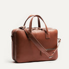notre sac pour ordinateur cognac est en cuir grainé, il comporte 2 espaces de rangements dont un pour votre ordinateur et vos accessoires de bureau et l'autre partie pour ranger vos vêtements tout en restant fonctionnel.