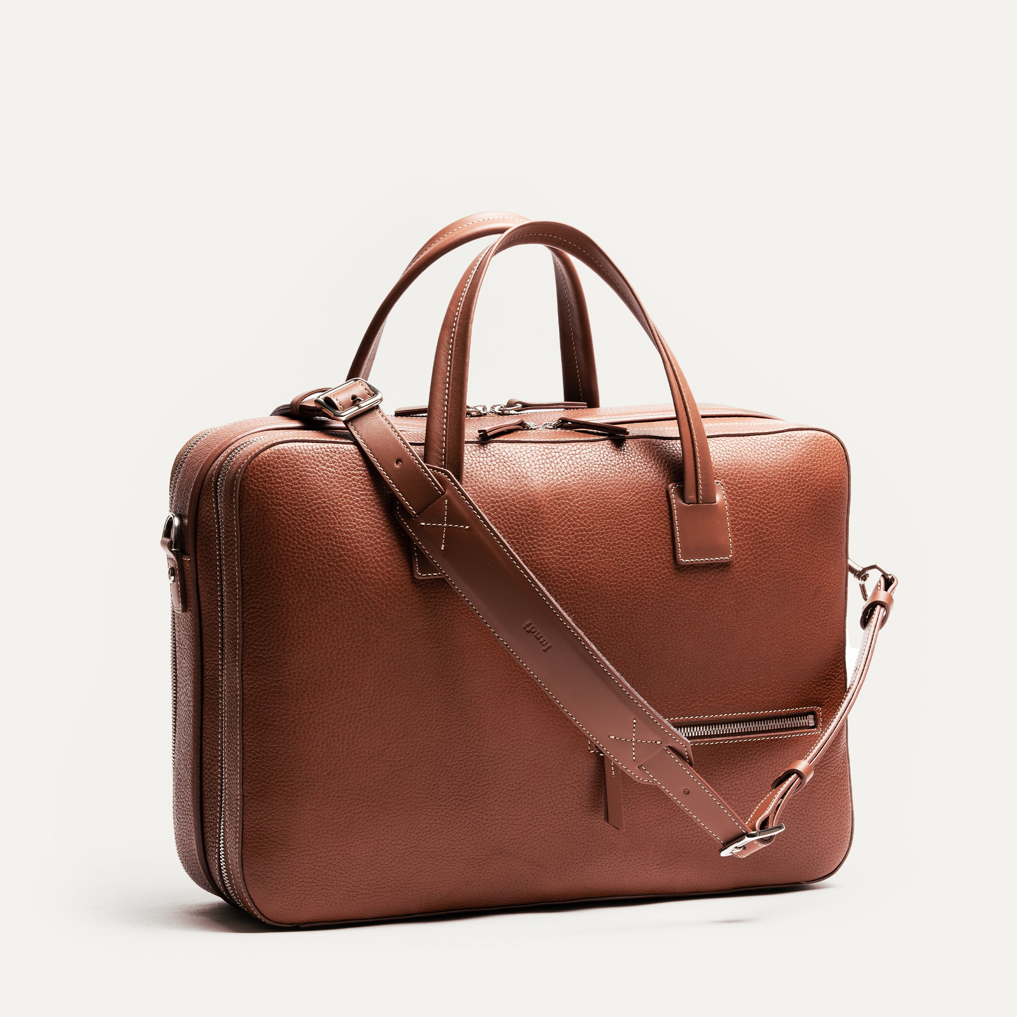 notre sac pour ordinateur cognac est en cuir grainé, il comporte 2 espaces de rangements dont un pour votre ordinateur et vos accessoires de bureau et l'autre partie pour ranger vos vêtements tout en restant fonctionnel.