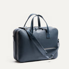 Notre briefcase TILIO II en cuir marine offre deux compartiments facilitant l'organisation pour des voyages de deux jours. Idéal pour transporter ordinateur, vêtements et affaires de bureau. Un sac à la fois élégant et pratique.