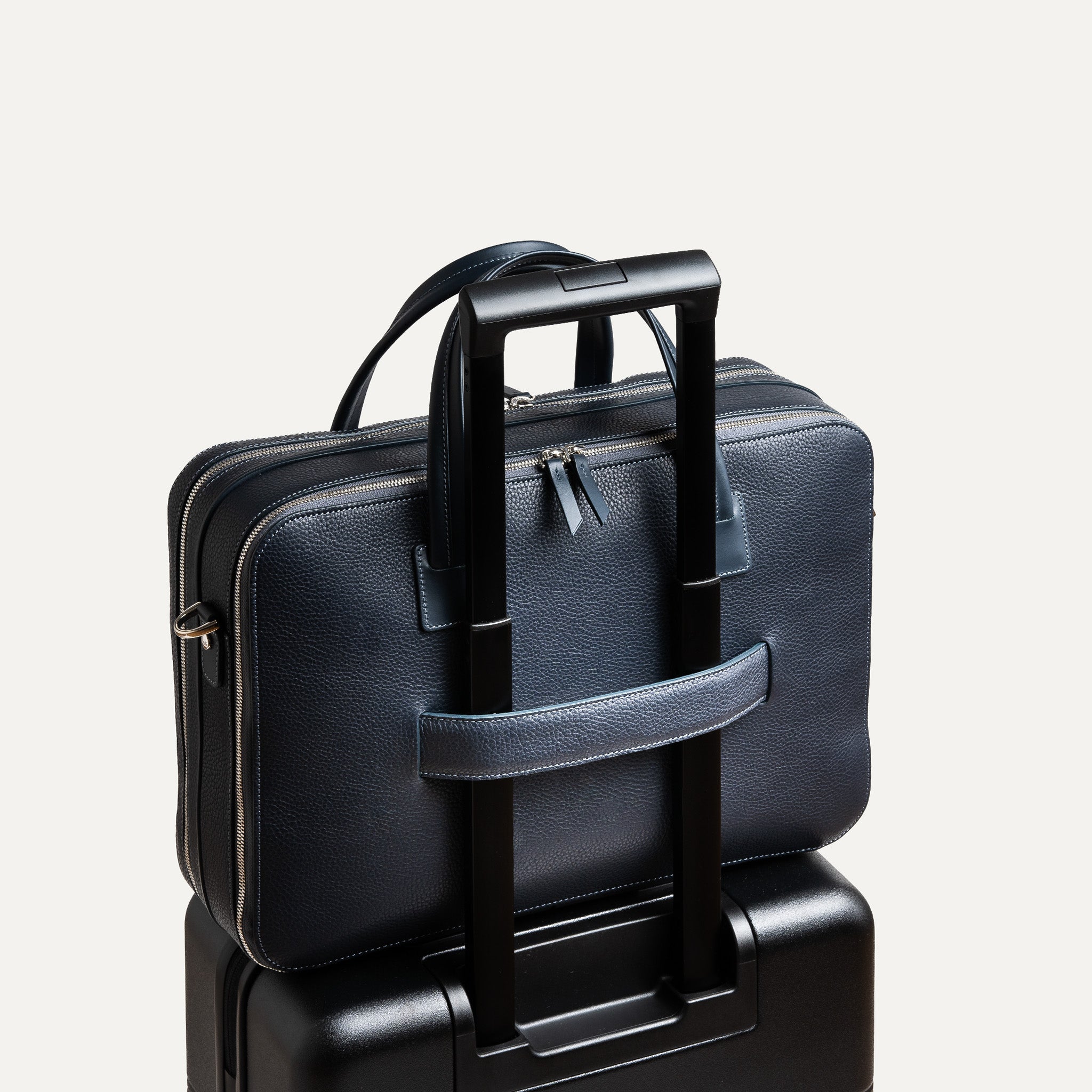 Briefcase pensé par lundi pour être élégant et pratique équipé d'un passant trolley pour valise.