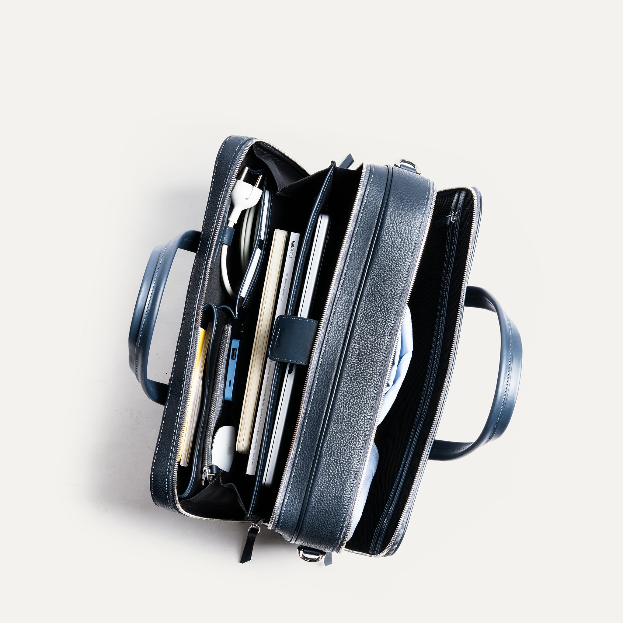 Le briefcase TILIO II pour ordinateur permet de conserver ses fonctionnalités pratiques, avec un double compartiment idéal pour des voyages de deux jours.