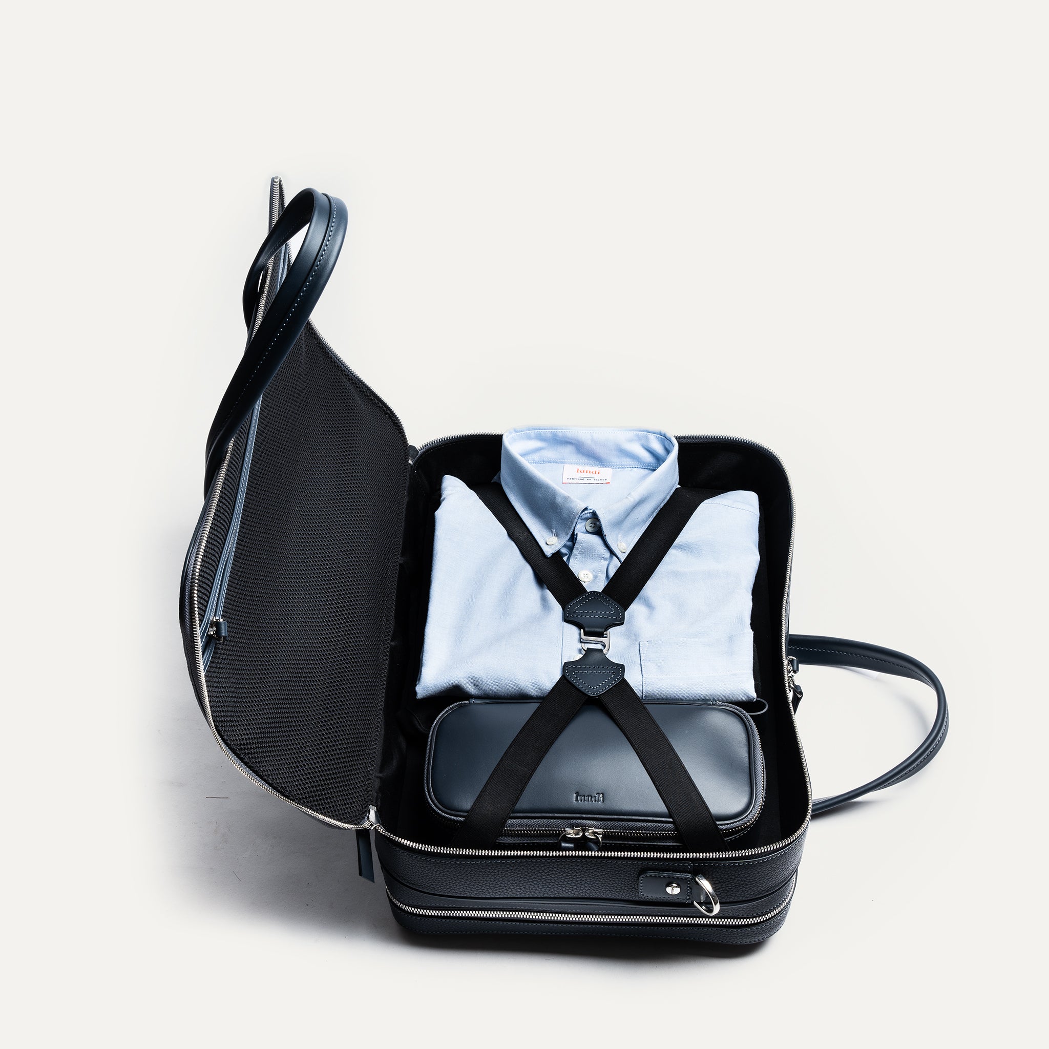 Le compartiment de ce briefcase permet une organisation optimale pour des voyages de courte durée. Idéal pour emporter vos vêtements ou des dossiers volumineux ainsi que votre trousse de toilette.