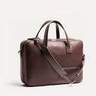 Sac à bandoulière homme TILIO II pour être porté sur l’épaule, parfait pour un look professionnel et décontracté.