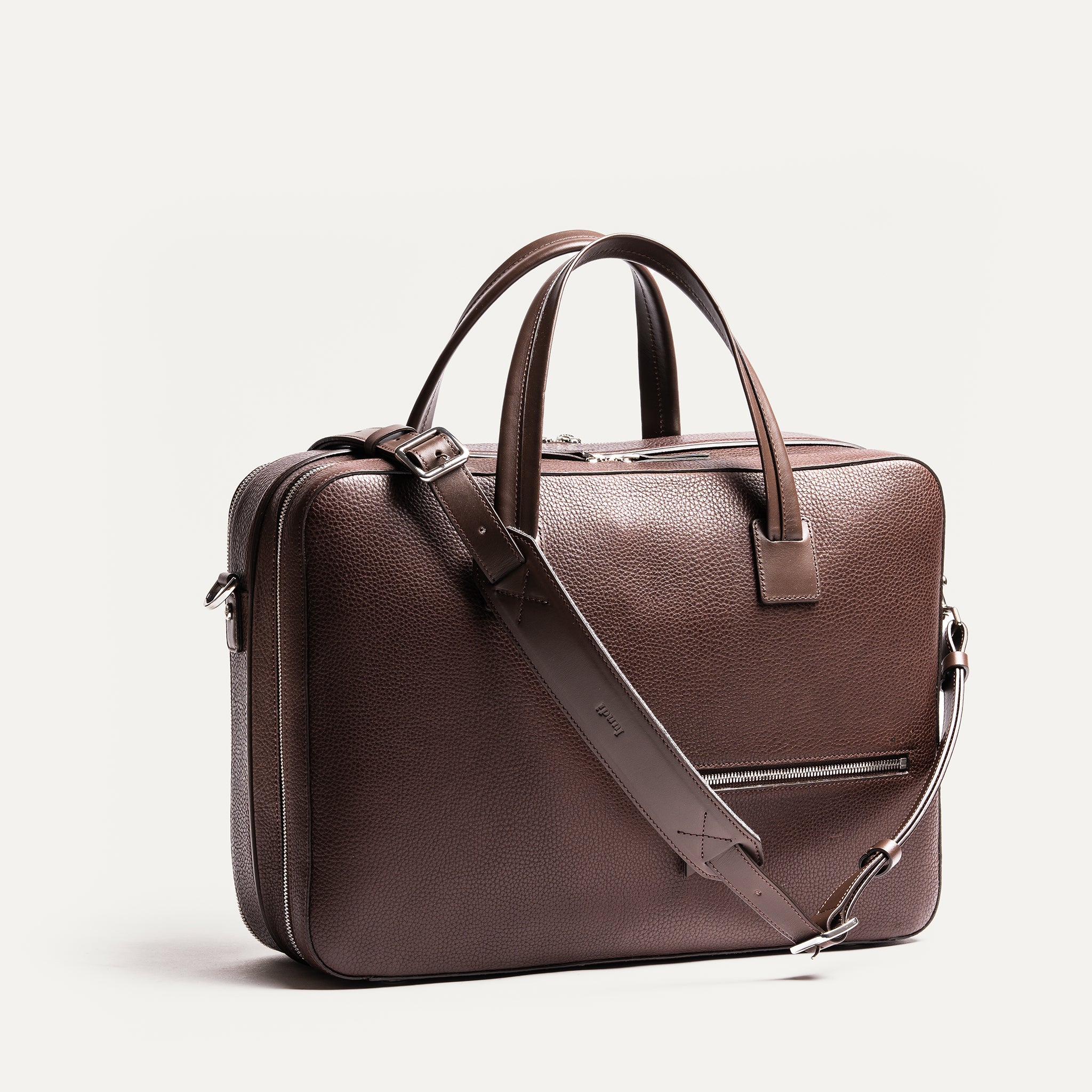 Sac à bandoulière homme TILIO II pour être porté sur l’épaule, parfait pour un look professionnel et décontracté.