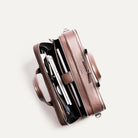 Sac ordinateur en cuir marron est composé de plusieurs espaces de rangements pour ranger vos accessoires de bureau et des documents ainsi que votre ordinateur