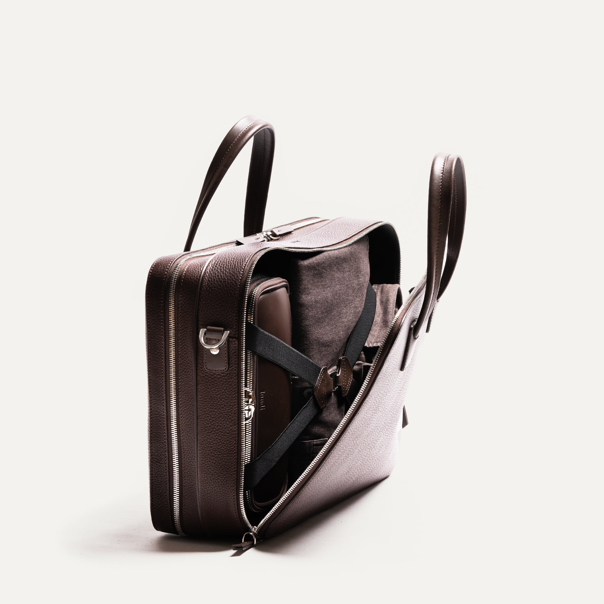 Sac à main homme équipé d'un espace dressing.