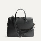 Porte-document en cuir noir haut de gamme, sac ordinateur homme de la marque lundi avec bandoulière ajustable et design minimaliste.