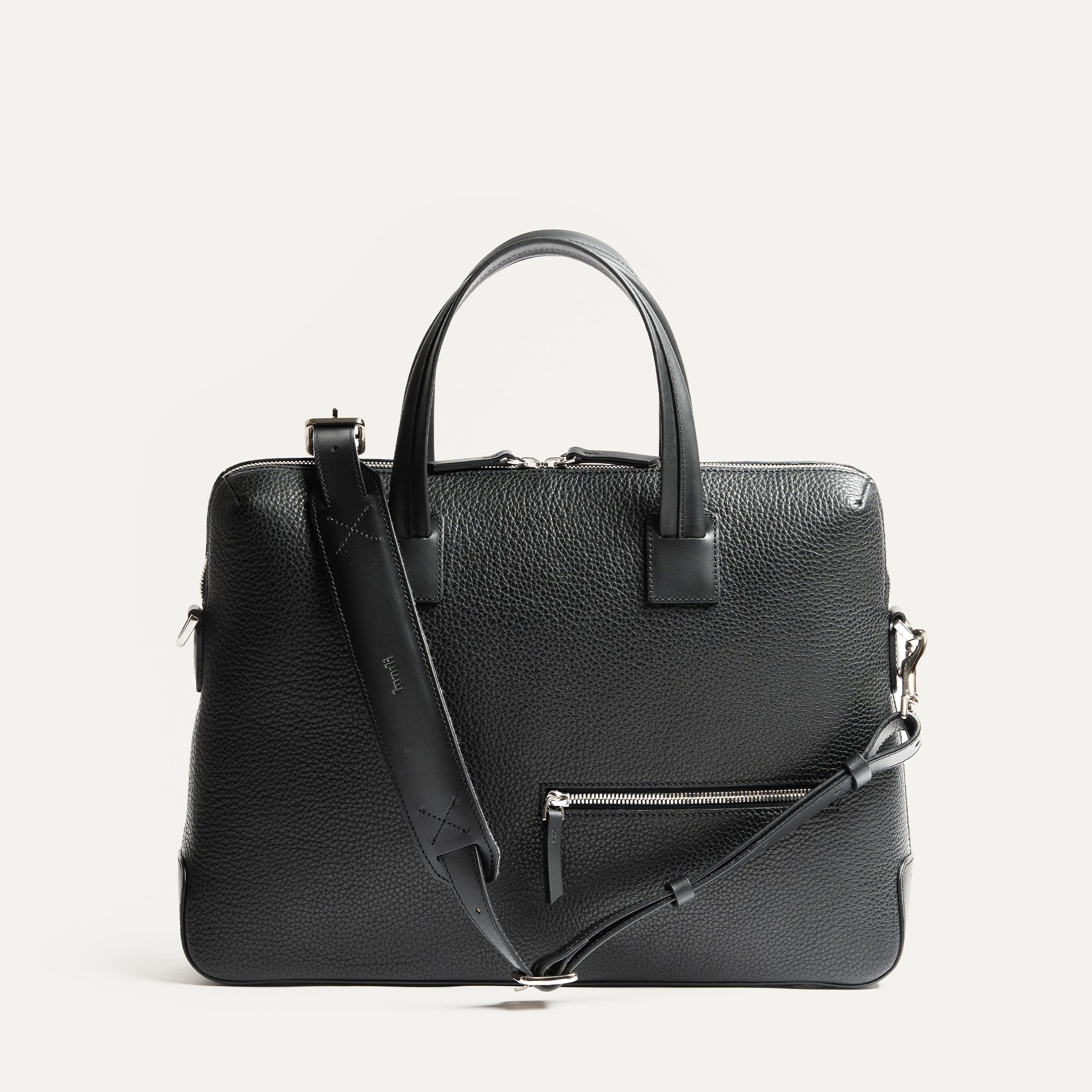Porte-document en cuir noir haut de gamme, sac ordinateur homme de la marque lundi avec bandoulière ajustable et design minimaliste.