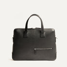 Sac cuir homme au design épuré avec poche zippée frontale, parfait comme attaché case moderne.