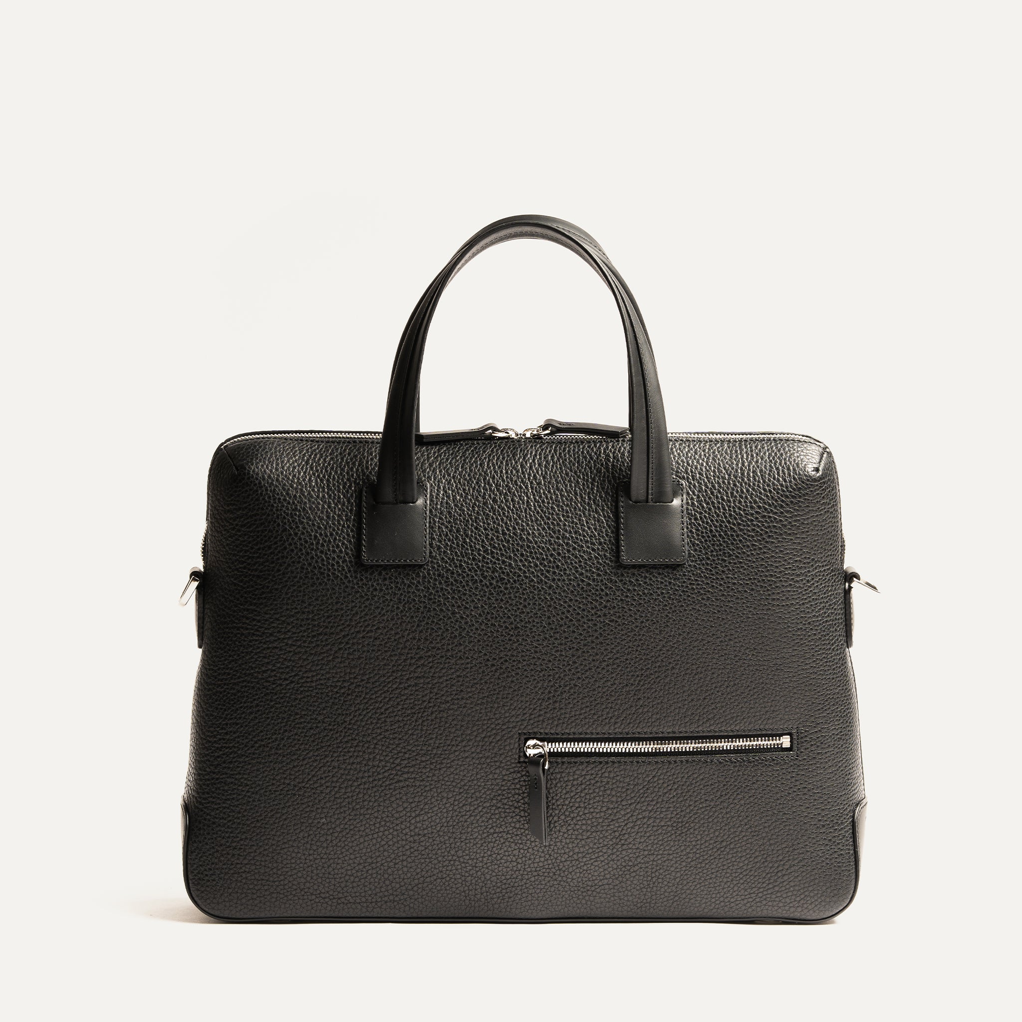 Sac cuir homme au design épuré avec poche zippée frontale, parfait comme attaché case moderne.