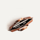 Cartable cuir homme avec rangements pratiques pour ordinateur, chargeur et documents.