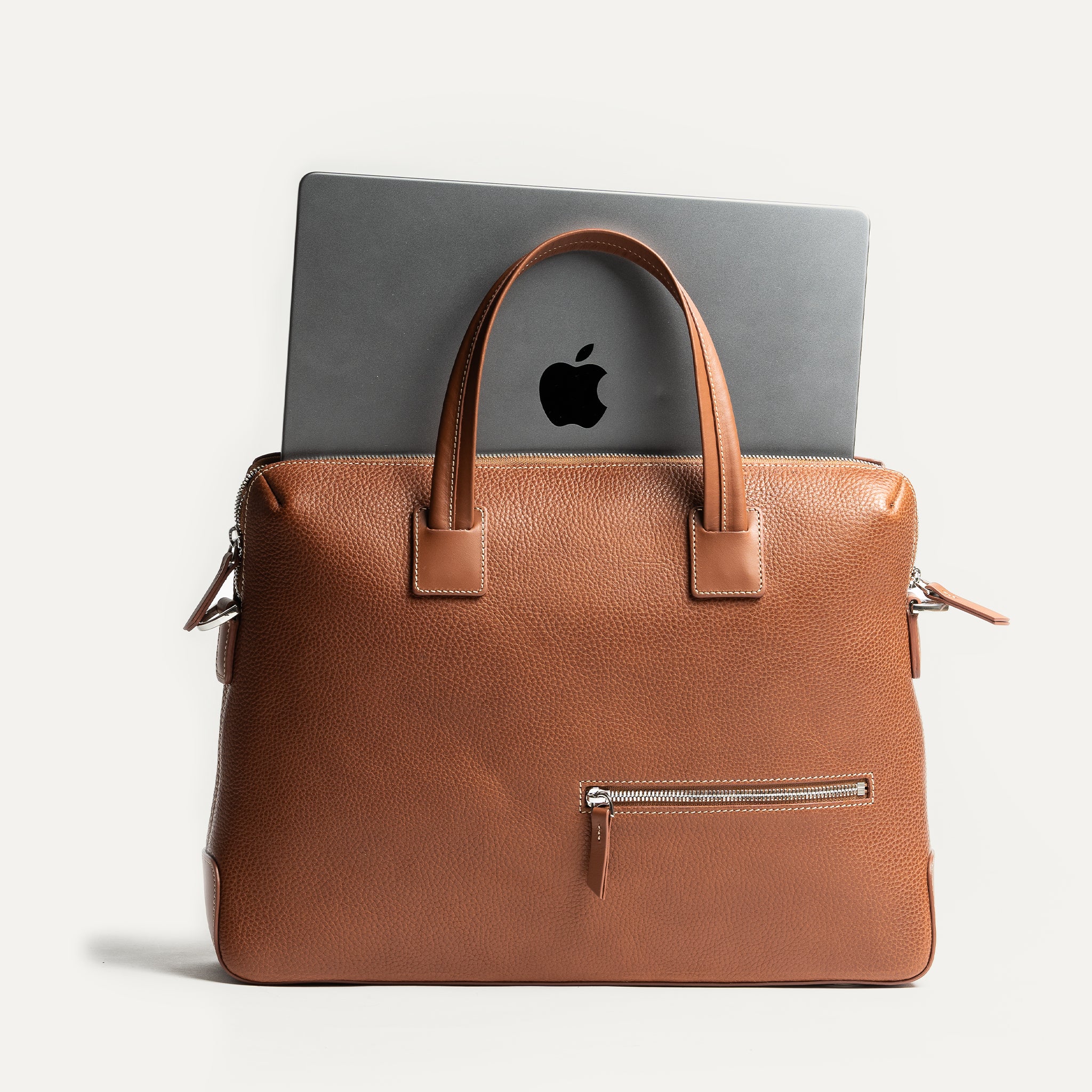 Sac ordinateur camel pour homme, parfaitement adapté au transport d’un laptop.