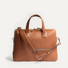 Sac cuir homme en coloris camel, design épuré et élégant avec bandoulière réglable.