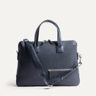 Sac à bandoulière homme en cuir bleu marine, élégant et structuré, idéal pour une utilisation professionnelle.