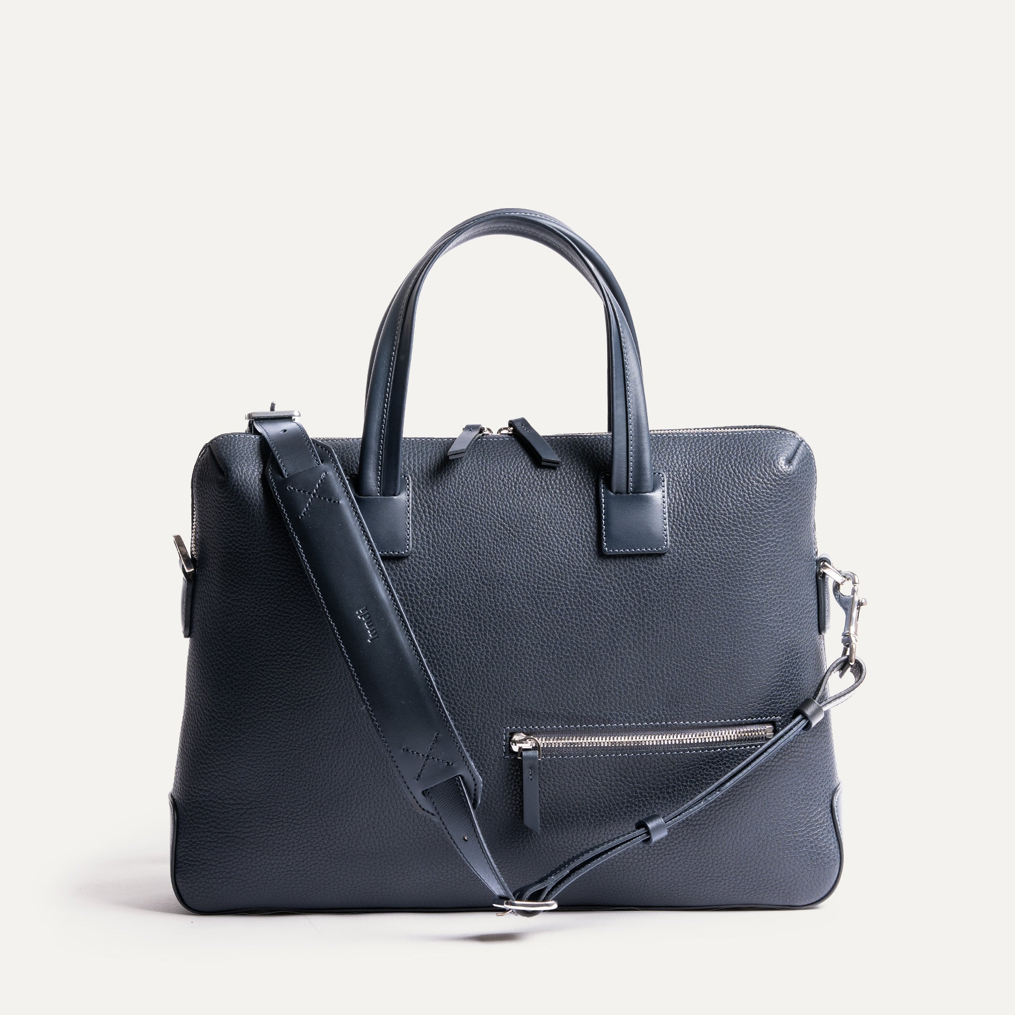 Sac à bandoulière homme en cuir bleu marine, élégant et structuré, idéal pour une utilisation professionnelle.