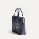 Porte document haut de gamme en cuir grainé, au design épuré et masculin.