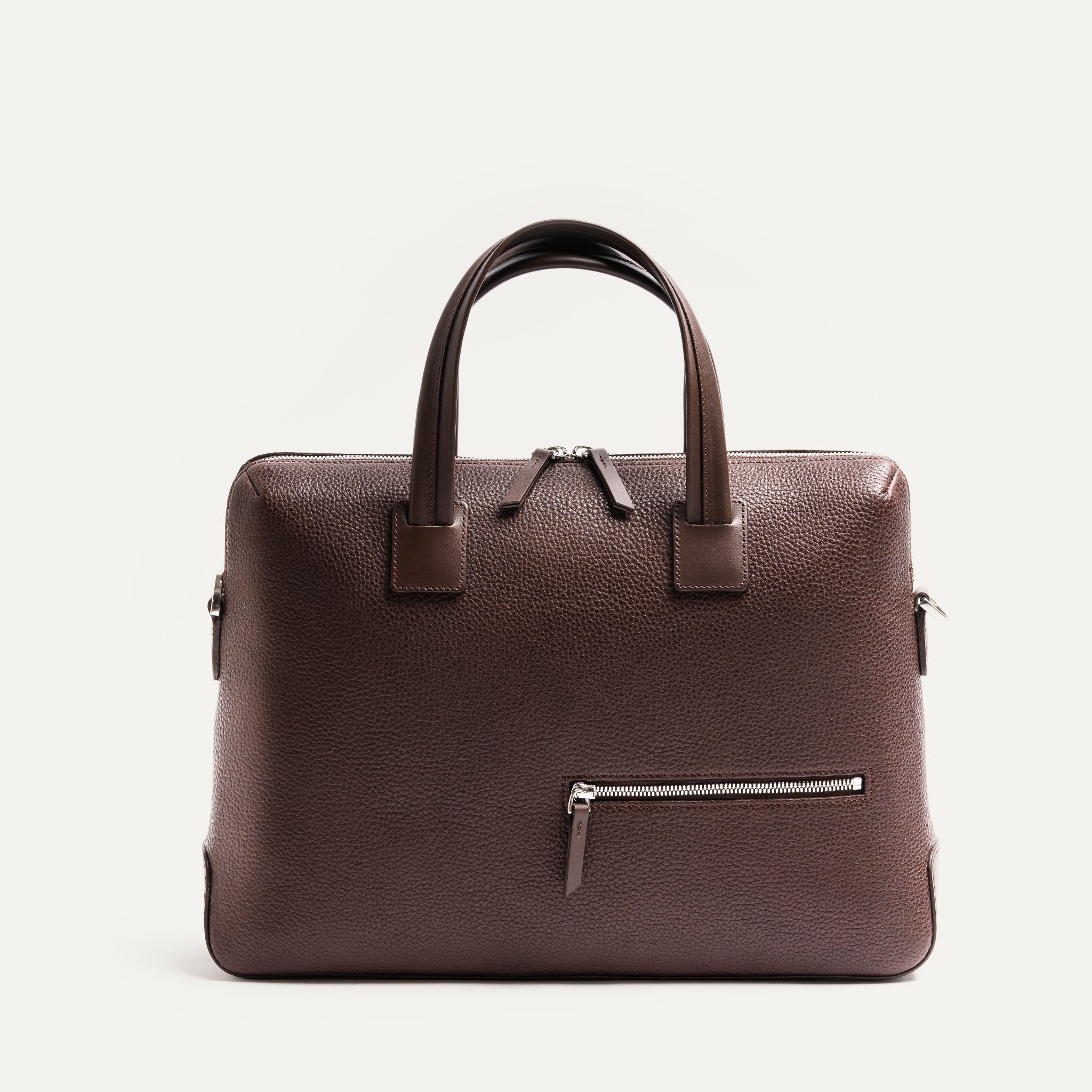 Sac cuir homme haut de gamme avec finitions soignées et détails métalliques robustes.