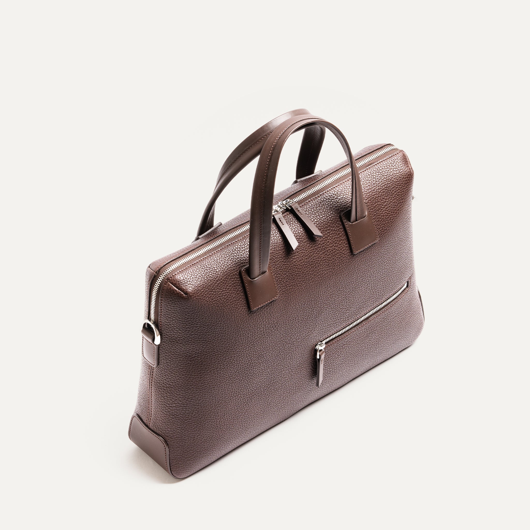 Briefcase raffiné en cuir grainé marron, avec poignée renforcée et fermeture zippée haut de gamme.