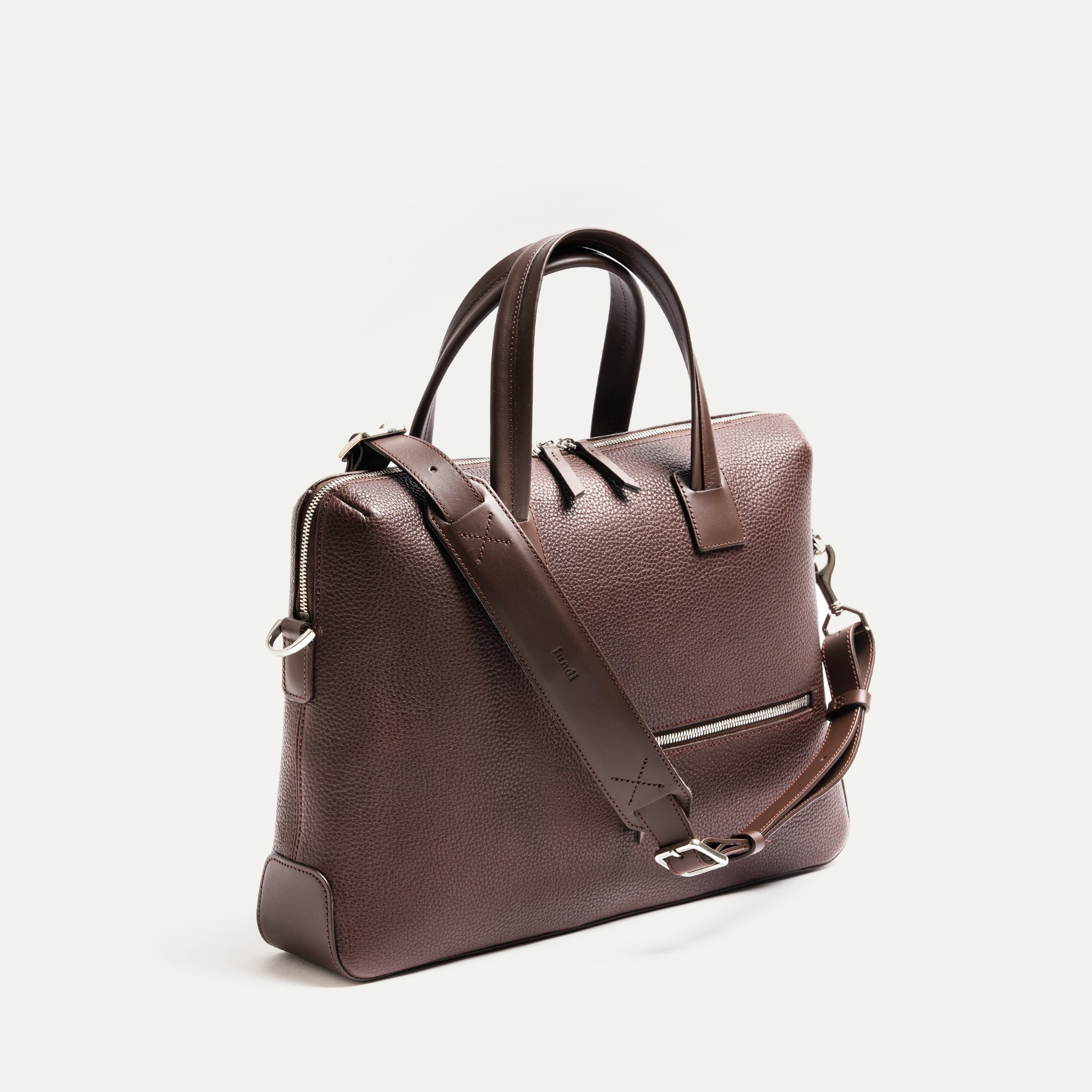 Sac à bandoulière homme en cuir marron, à la fois élégant et fonctionnel.