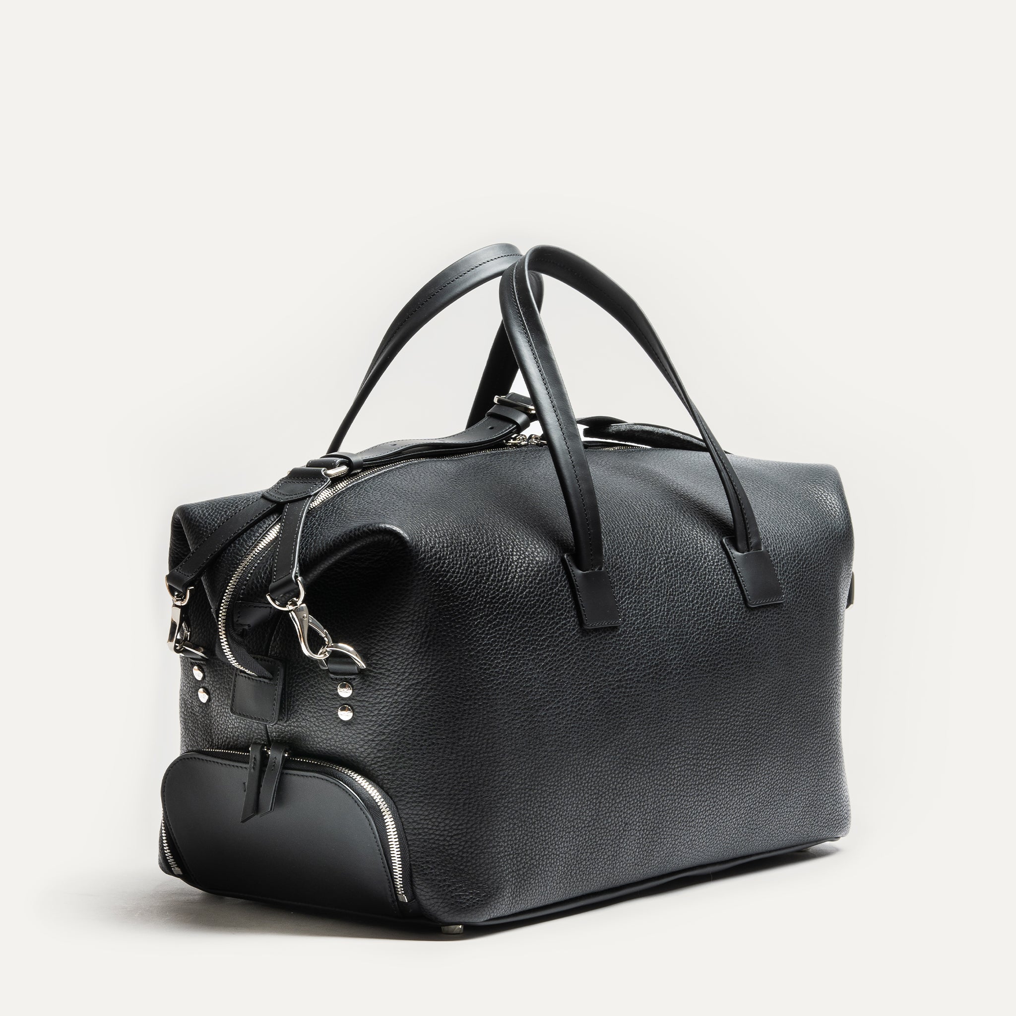 Sac de voyage en cuir pleine fleur grainé noir, sac weekender compact 48 h, design épuré et élégant.