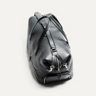 Ce sac en cuir noir est idéal pour les voyages courts. Il offre un espace de rangement pour vêtements et une poche pour ordinateur portable. Les poches extérieures sont parfaites pour ranger chaussures et accessoires.