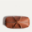 Sac de voyage en cuir au tannage semi-végétal, idéal pour les voyageurs fréquents, il combine élégance et praticité.