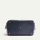 ce sac de voyage est composé de 5 clous de pieds en dessous du sac pour le protéger un maximum des chocs.