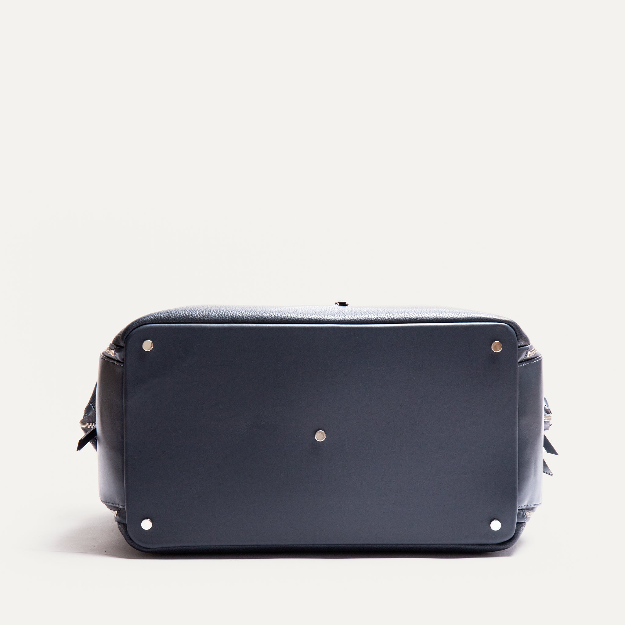 ce sac de voyage est composé de 5 clous de pieds en dessous du sac pour le protéger un maximum des chocs.