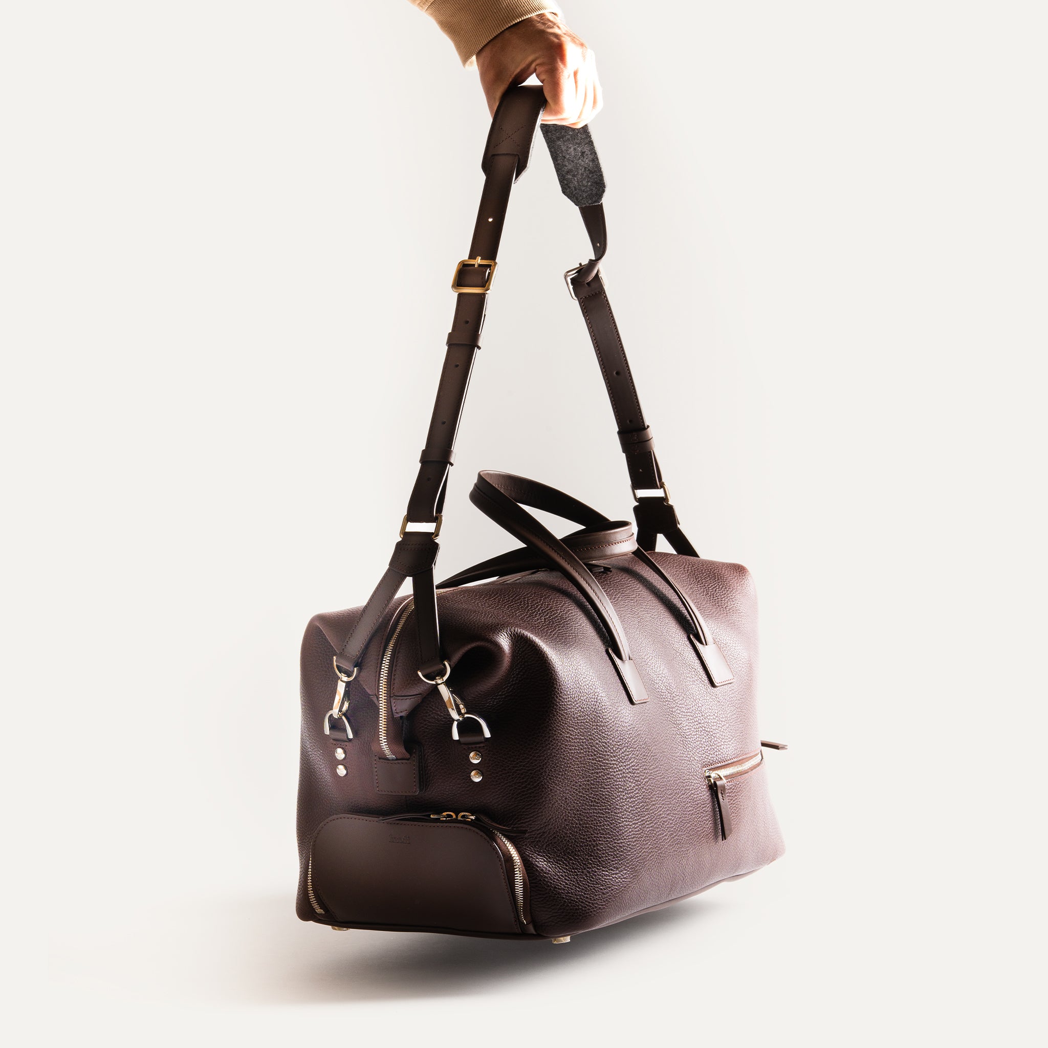 Sac week end pour homme WILSON construit avec une sangle de 4 points d'accroche afin de garantir un maximum de résistance et un véritable confort au porter.