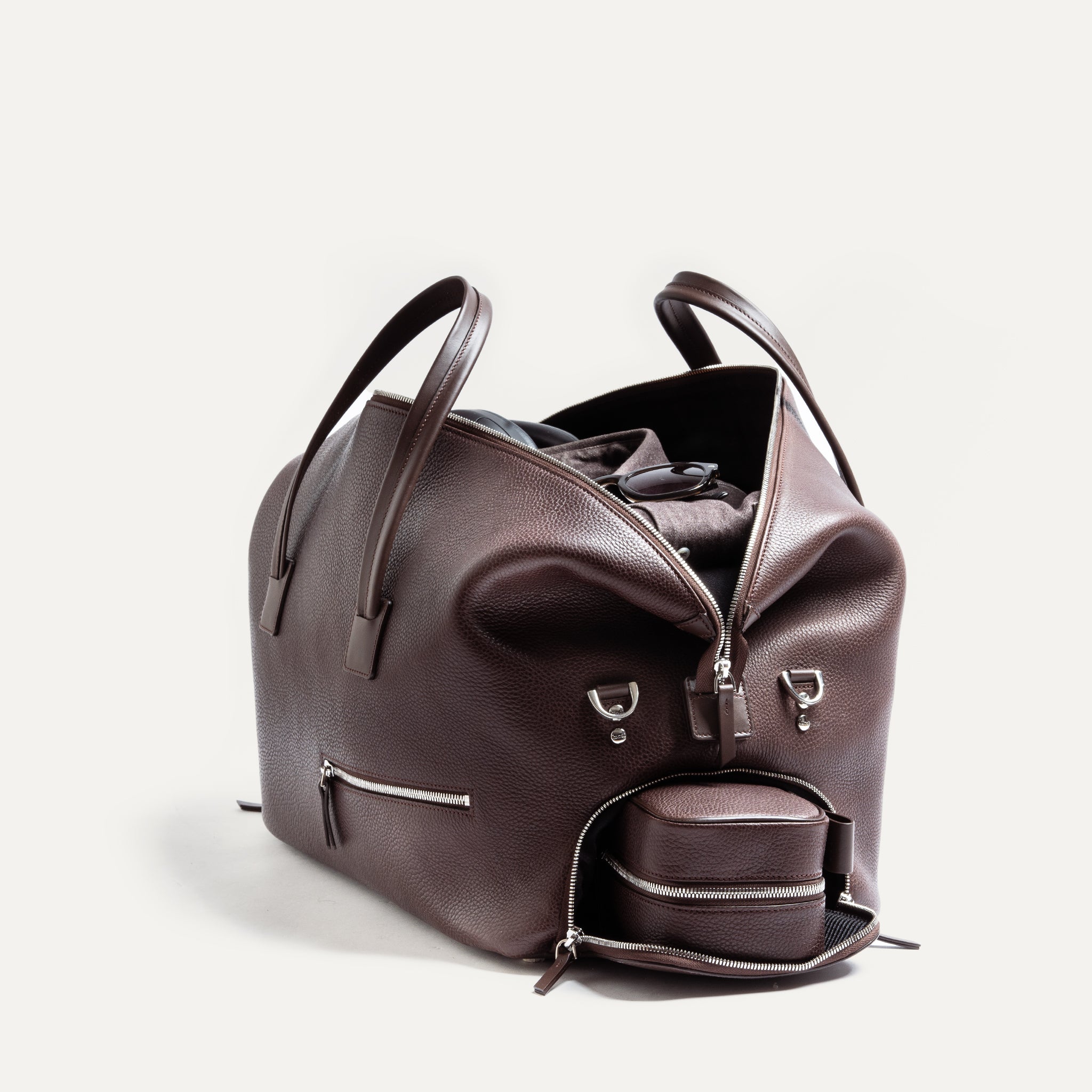 Le sac week end pour homme WILSON est équipé de 2 poches latérales, indépendantes du volume principal pratique pour y glisser une paire de chaussures, votre trousse de toilette ou encore votre linge sale en fin de séjour.
