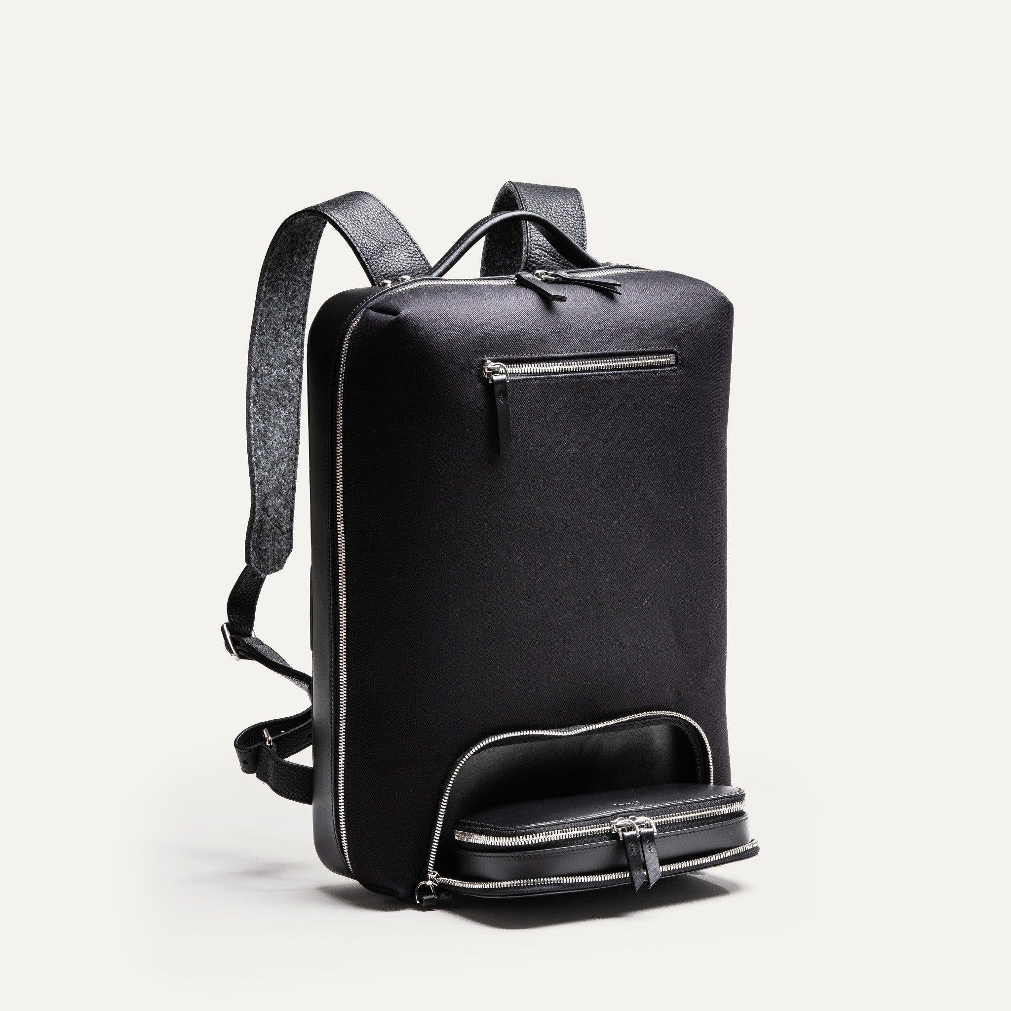 sac à dos cabine avion 40x20x25 avec un compartiment trousse de toilette intégré, conçu pour une organisation optimale.