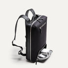 sac à dos tendance homme avec poche basse pour accessoires tech et chargeurs.