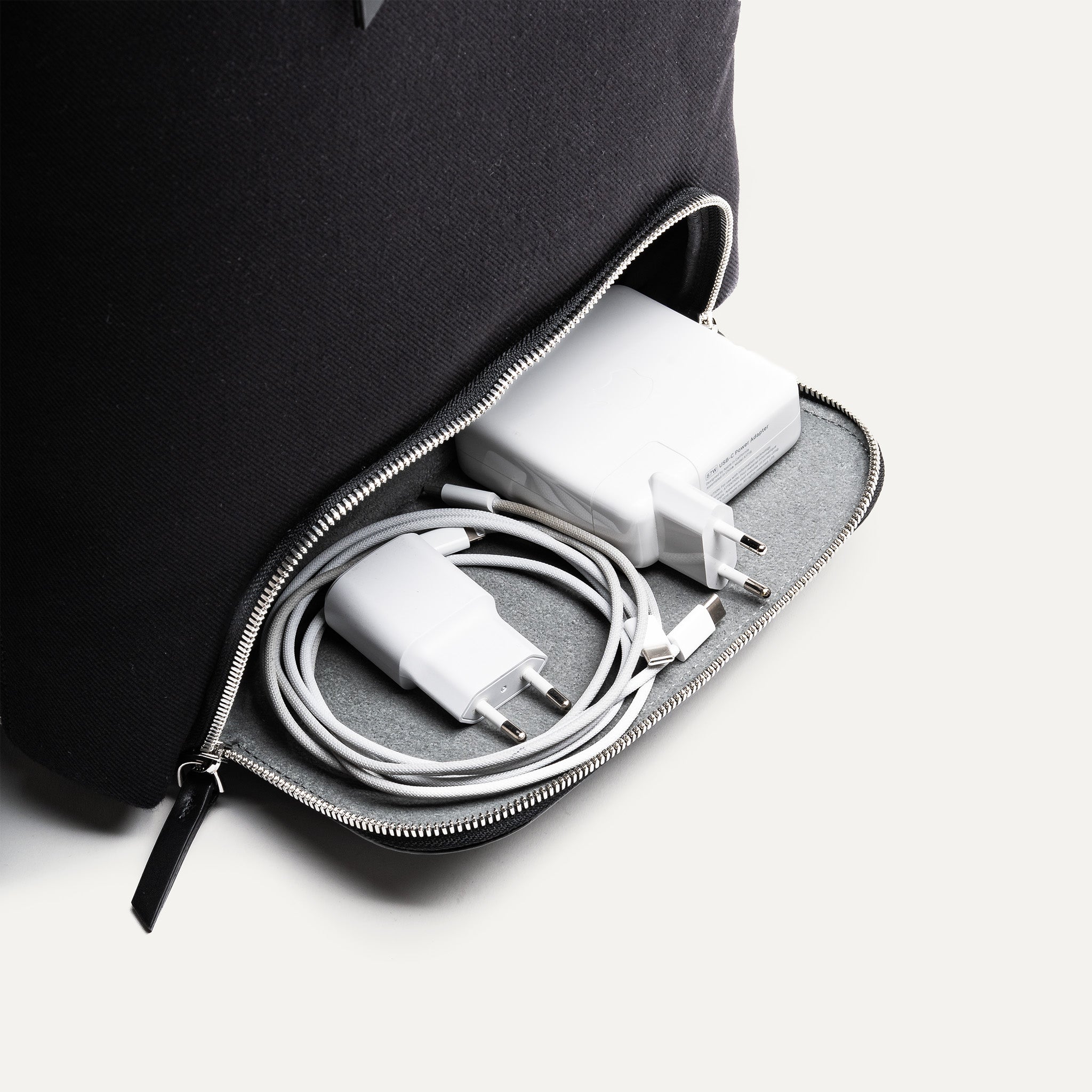 sac à dos pour ordinateur avec poche basse pour accessoires tech et chargeurs.