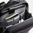 Sac à dos de voyage homme en cuir avec compartiment pratique pour accessoires.