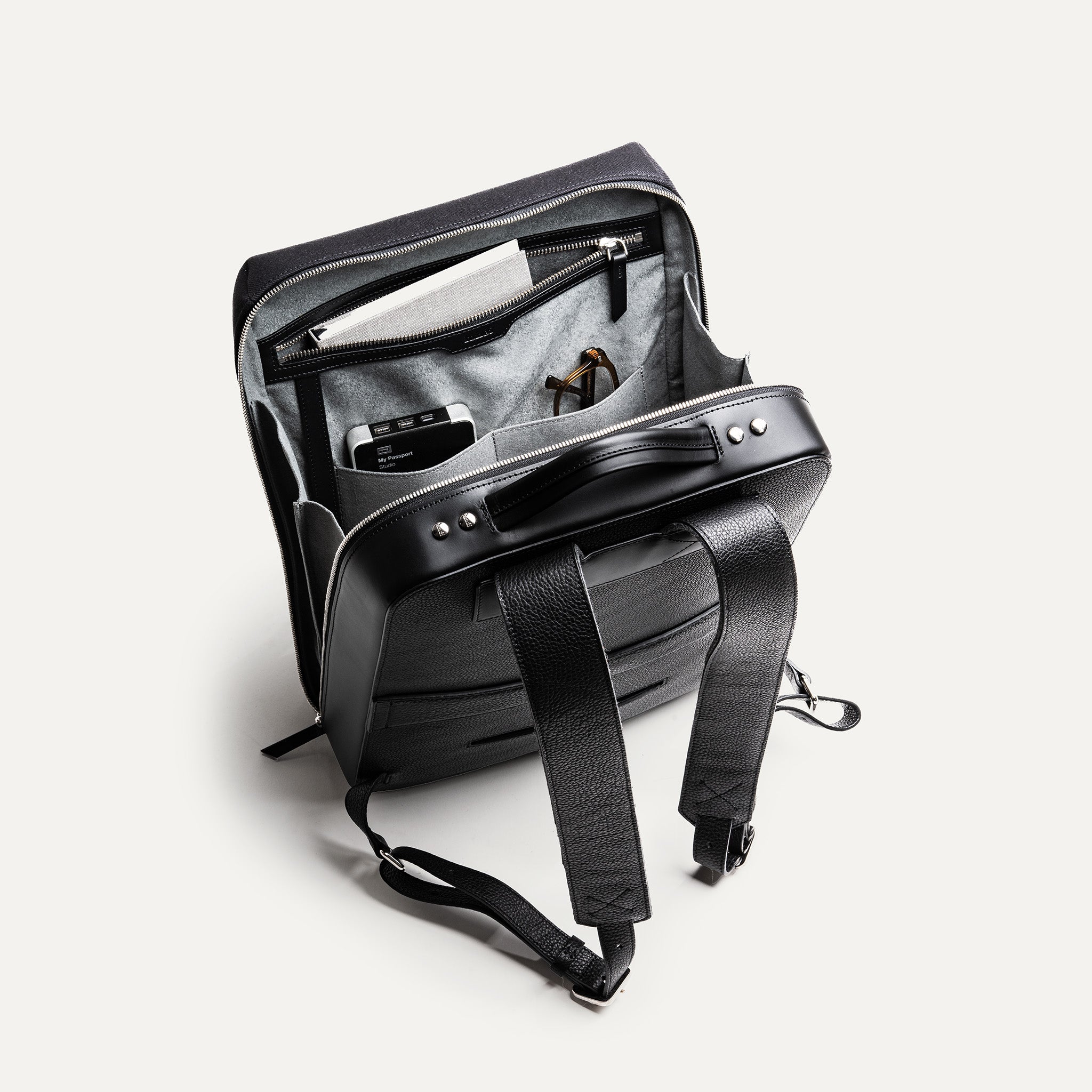 Sac à dos homme en cuir avec compartiments élégants et rangements pour accessoires.