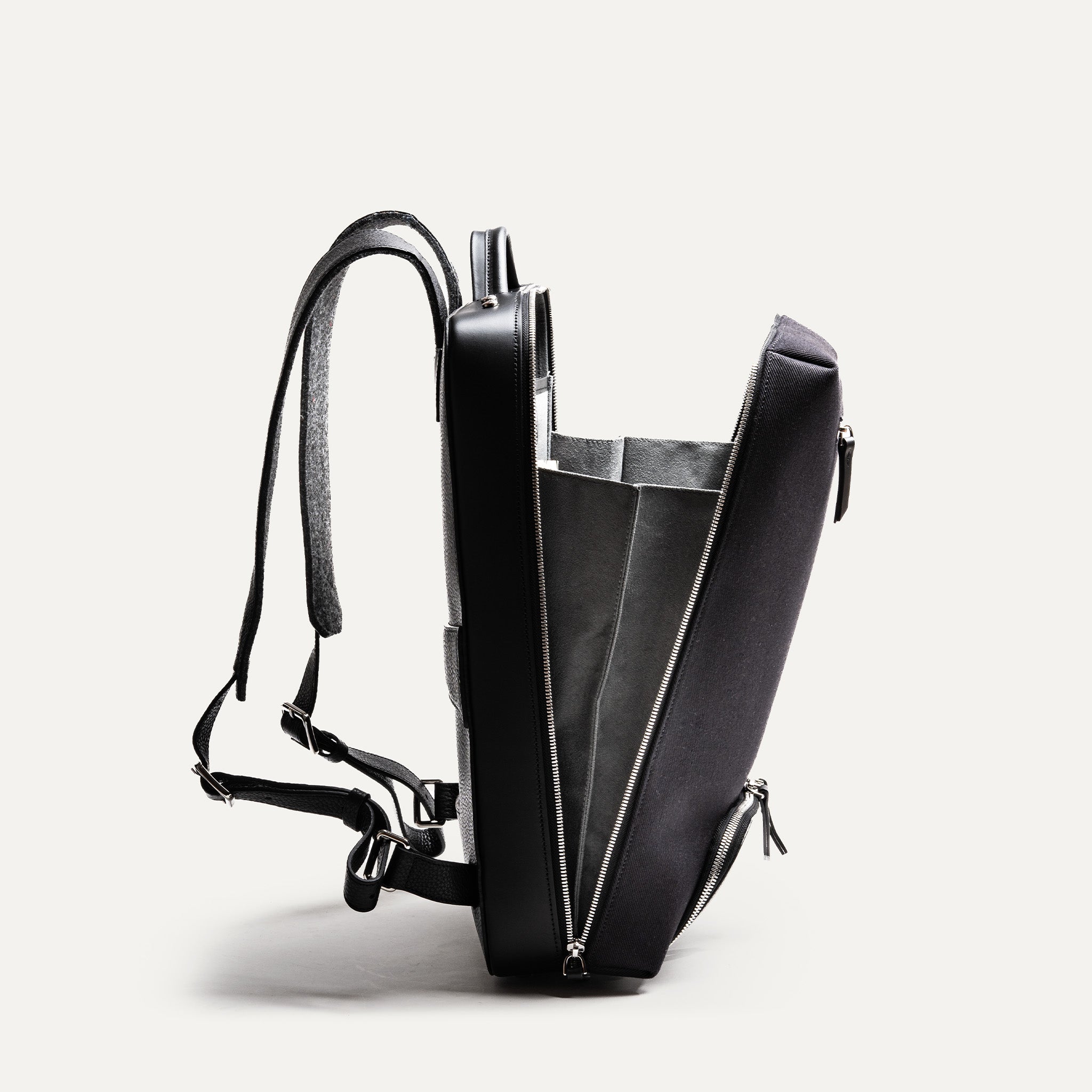 Intérieur d’un sac à dos homme travail, compartiments pratiques et finition haut de gamme.