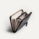 Portefeuille compagnon femme en cuir noir ouvert avec rangements visibles