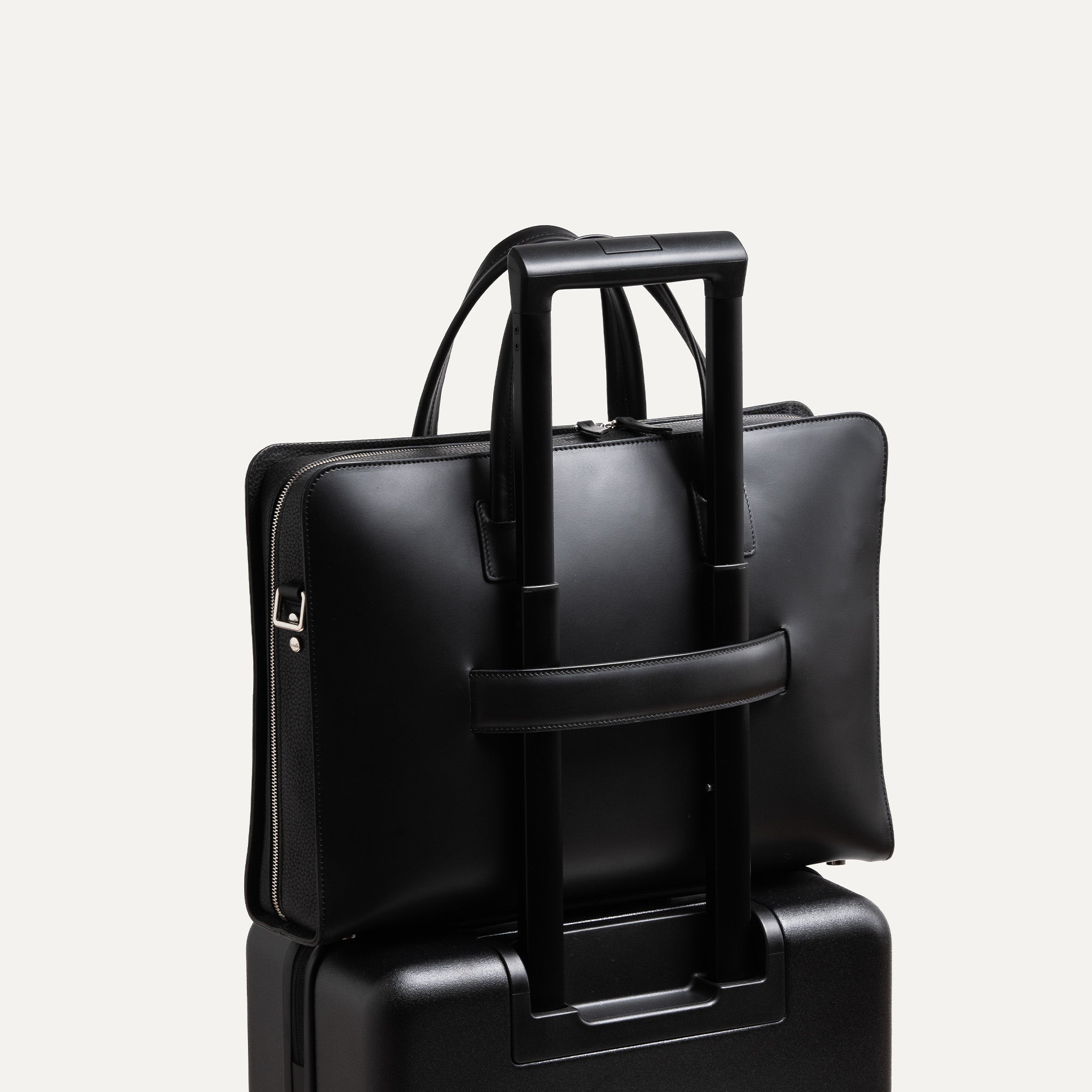 Sac cuir homme durable avec un passant trolley pensée pour les déplacements pro.