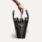 Sac cuir homme avec un compartiment matelassé central pensée pour un ordinateur.