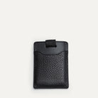 Porte carte en cuir homme avec une mini-sangle pour avoir facilement accès à l’ensemble de ces cartes.