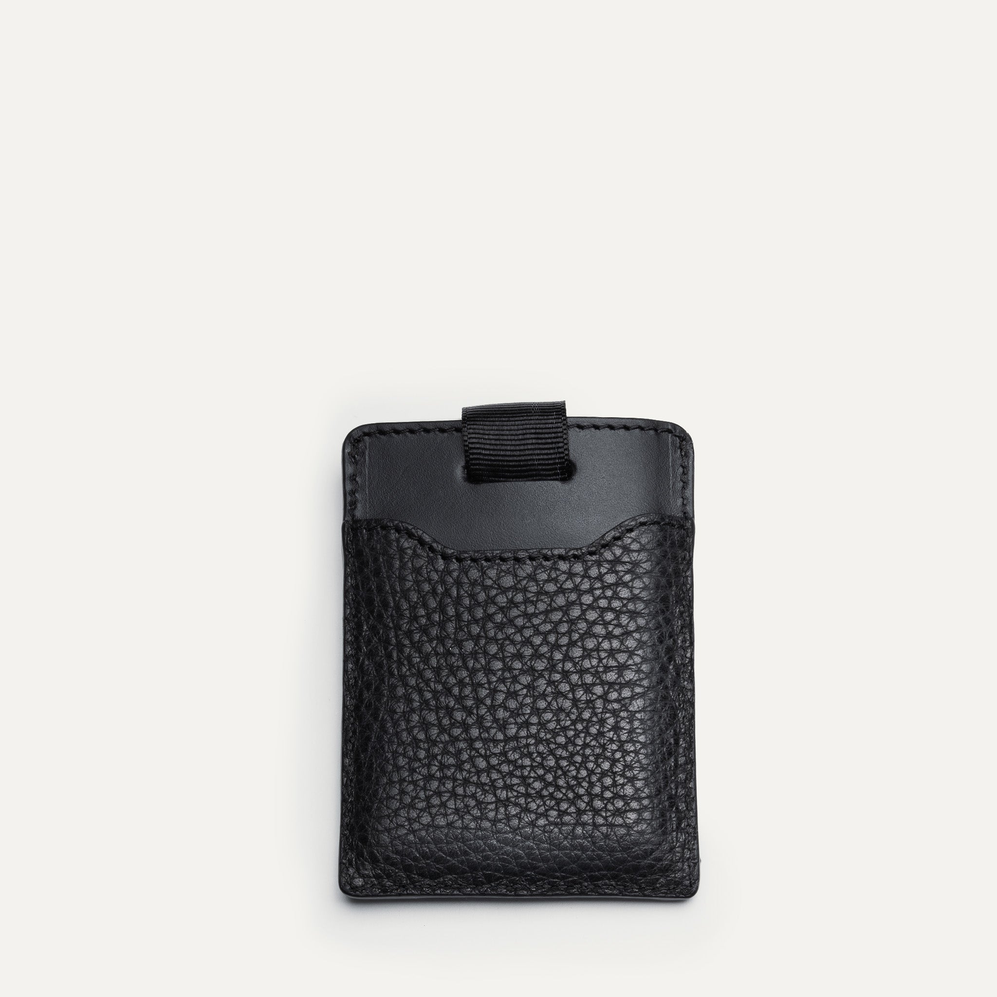 Porte carte en cuir homme avec une mini-sangle pour avoir facilement accès à l’ensemble de ces cartes.