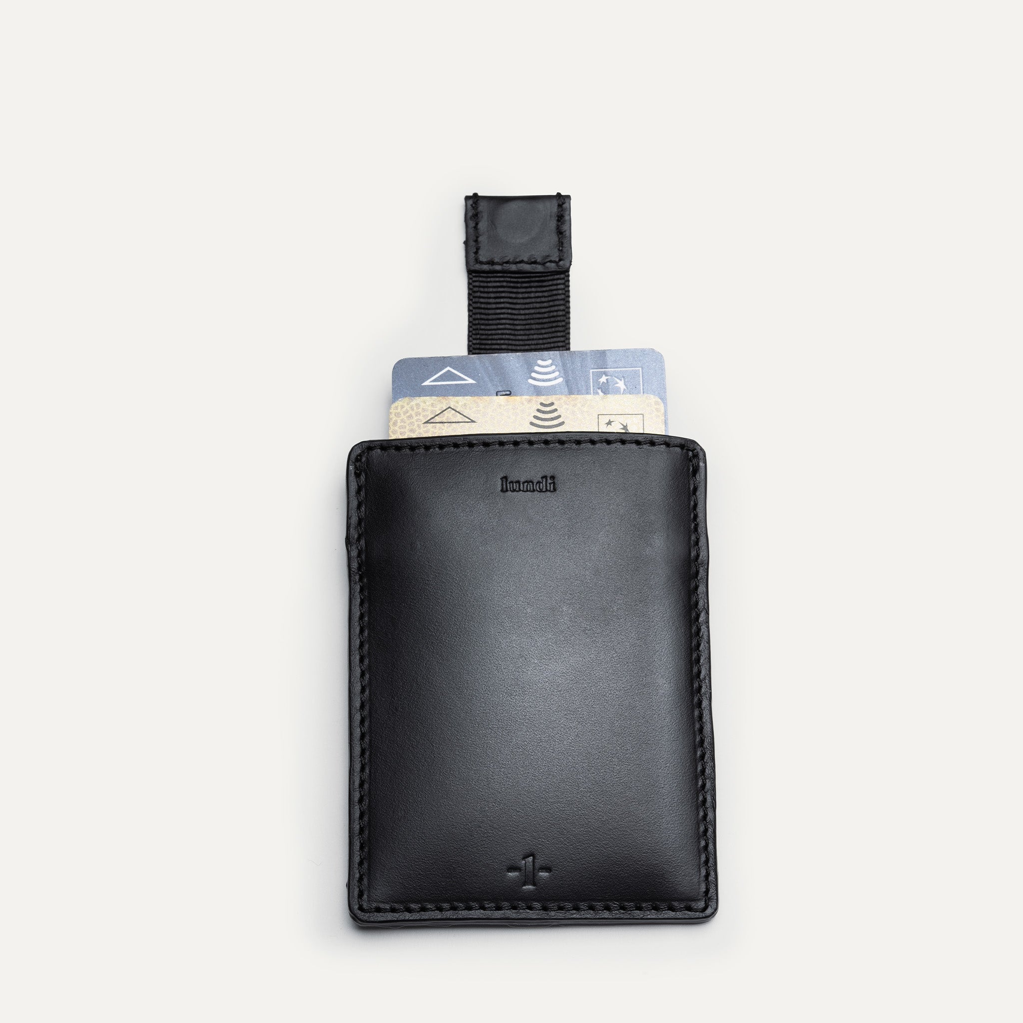 Porte carte avec un aimant pour maintenir la sangle en place.