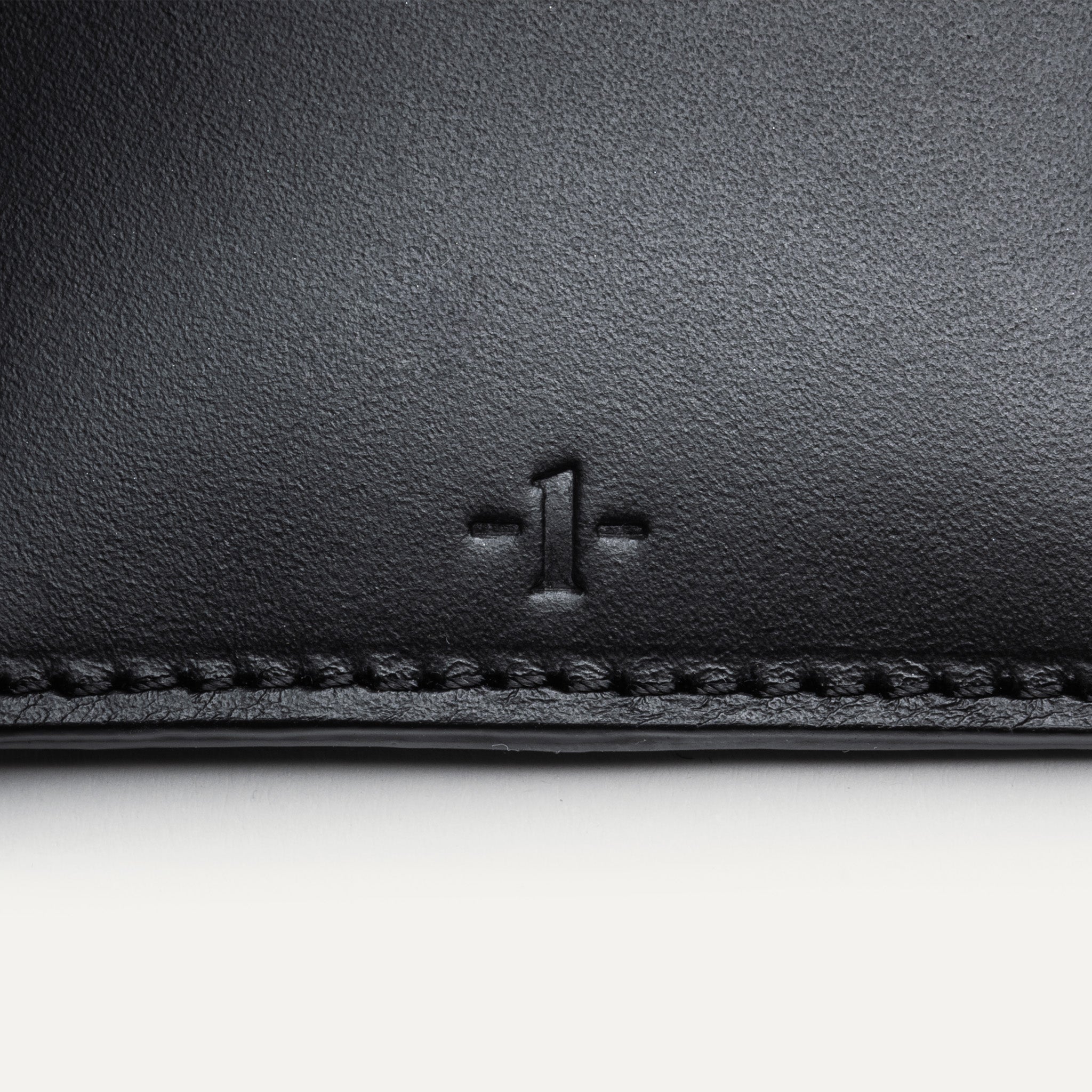 Porte carte cuir signé par lundi - modèle LOUIS en cuir noir