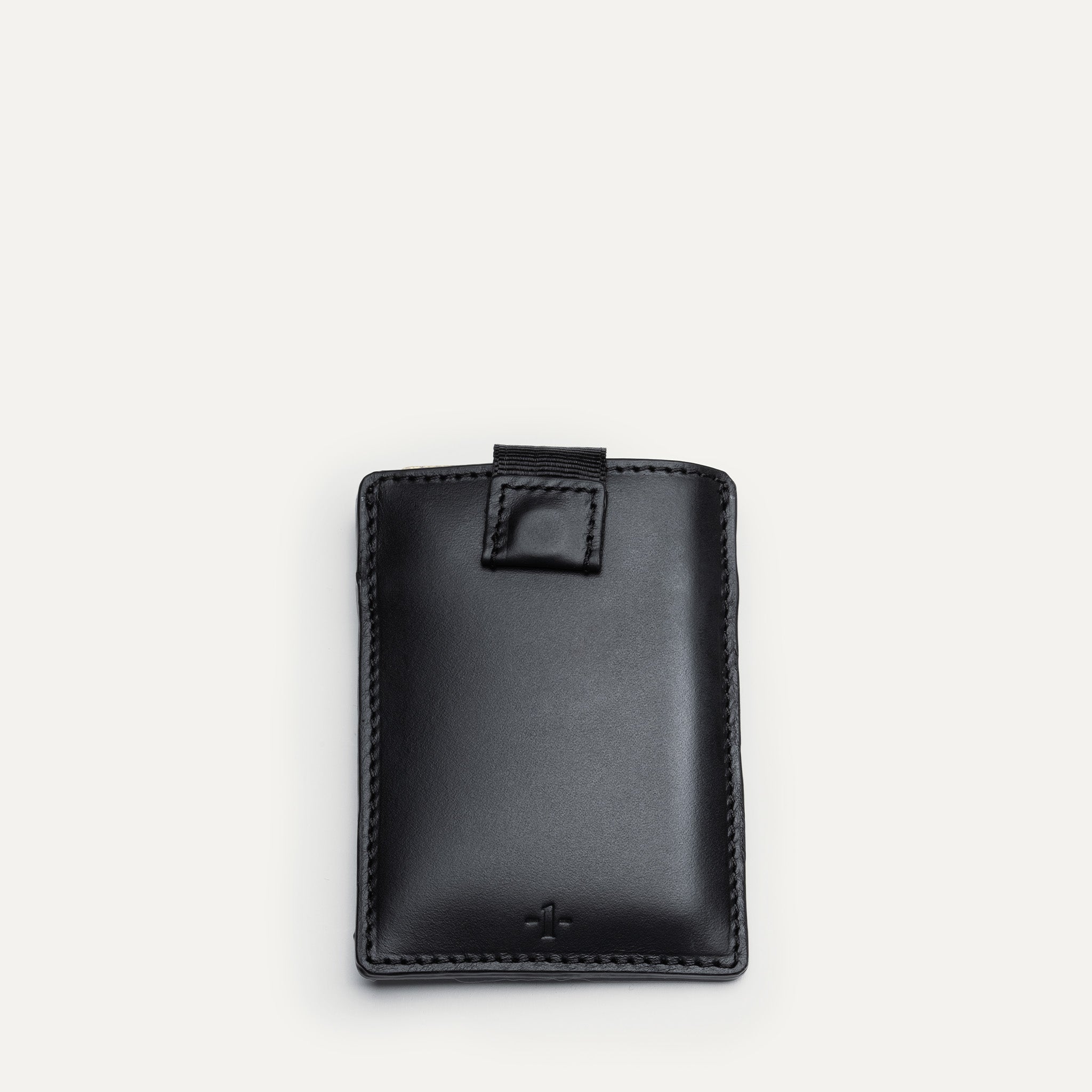Porte-cartes Louis développé pour proposer le format le plus compact possible.