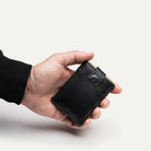 Porte carte cuir ultra fonctionnel avec une languette pour accéder à ses cartes facilement.