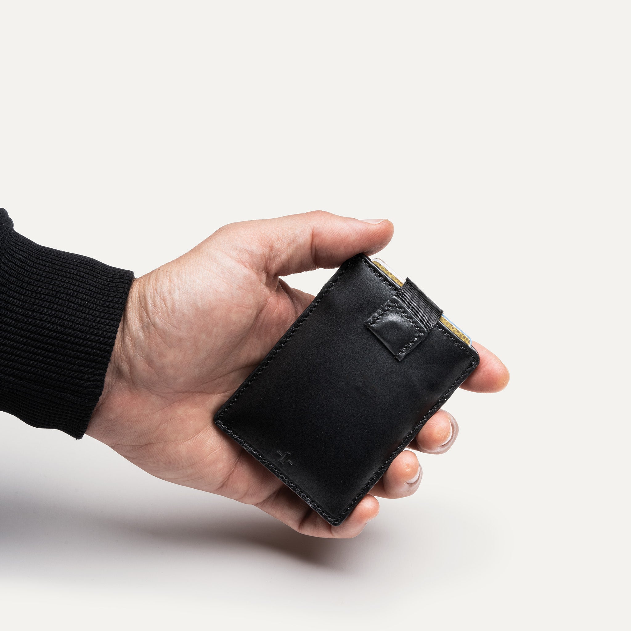 Porte carte cuir ultra fonctionnel avec une languette pour accéder à ses cartes facilement.