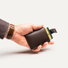 Porte carte cuir avec une poche centrale permettant de ranger jusqu’à 6 cartes.