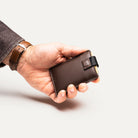 Porte carte femme luxe en cuir marron - modèle Louis par lundi vendu 60 euros.