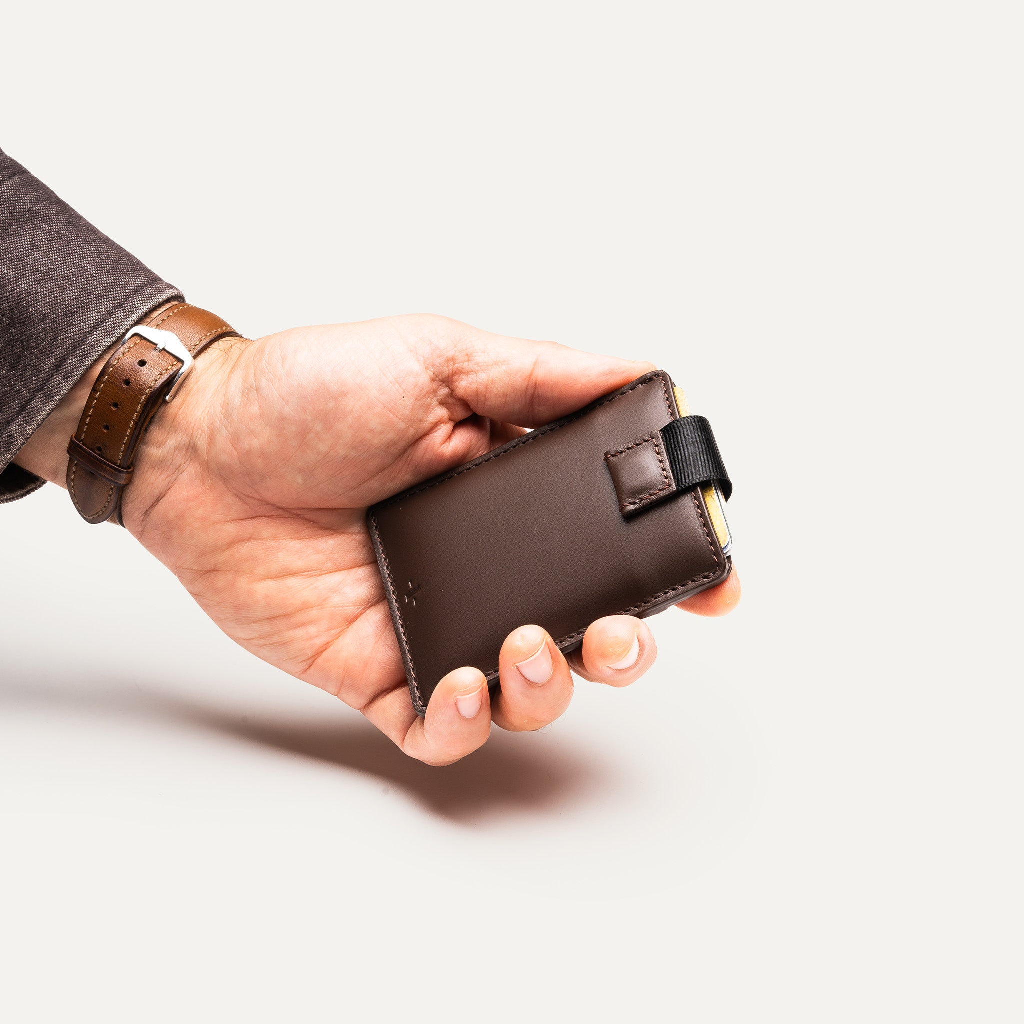 Porte carte femme luxe en cuir marron - modèle Louis par lundi vendu 60 euros.