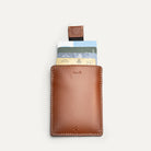 Porte carte en cuir cognac homme luxe avec tirette pratique pour cartes bancaires.